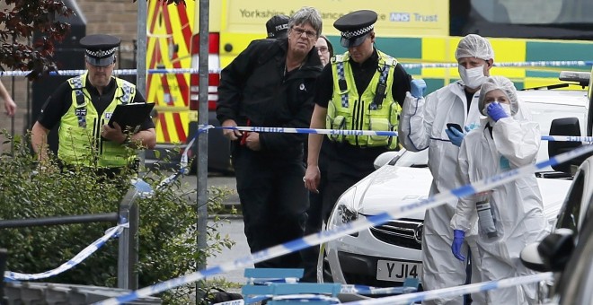 La policía y forenses detrás de un cordón en el punto donde fue atacada la diputada laborista Jo Cox. (Foto: Craig Brough/ Reuters)