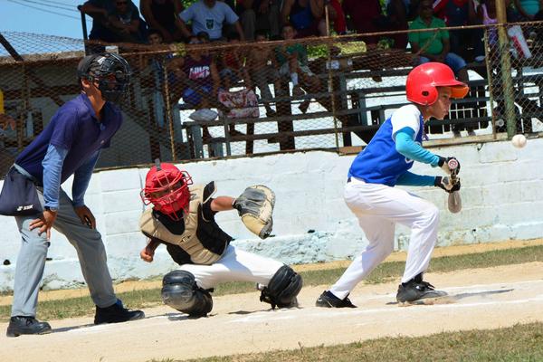 Juego entre los equipos de Sancti Spíritus (azul y blanco) y Ciego de Ávila  en el desarrollo del Campeonato Regional de Béisbol, categoría 9-10 años. (Foto ACN)