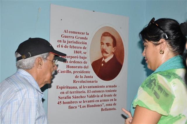 El combatiente recorrió el Museo Casa Natal de Serafín Sánchez. (Foto: Vicente Brito/ Escambray)