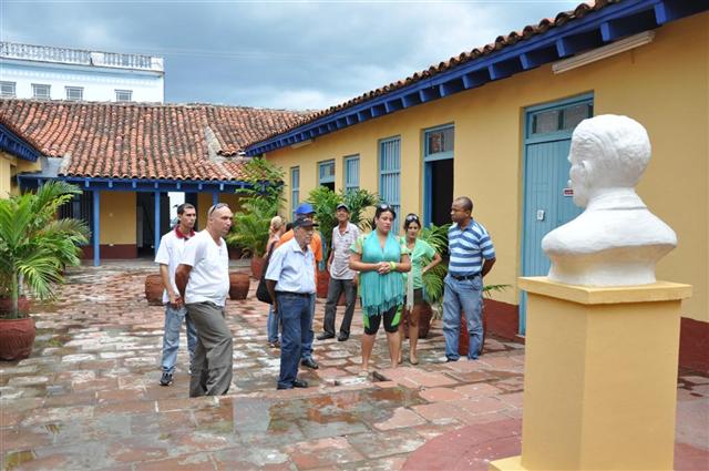 El expedicionario del Granma se interesó por la vida y obra de Serafín Sánchez, de quien este año se cumplen los aniversarios 170 de su nacimiento y 120 de su caída en combate. (Foto: Vicente Brito/ Escambray)