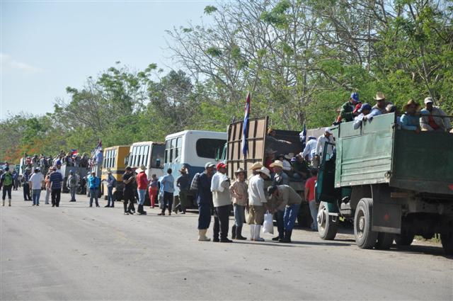 La enorme caravana de medios de transporte asombró a los propios movilizados y a los viajeros que transitaban por la autopista. (Foto: Vicente Brito/ Escambray)