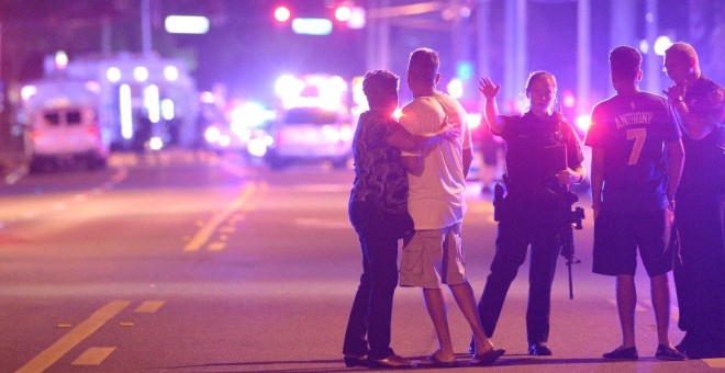 Imagen de los alrededores del local donde un hombre ha matado a 50 personas en Orlando (Foto: AP)