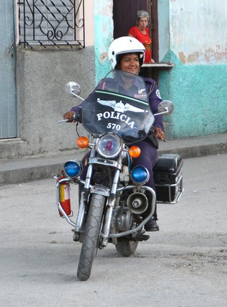 Lesyani Berroa Hernández es actualmente la única mujer de la provincia de Sancti Spíritus que labora como patrullera. (Foto ACN)