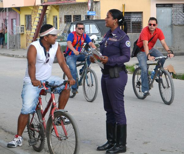 Prevenir primero es parte de la filosofía de Lesyani Berroa Hernández.  (Foto ACN)