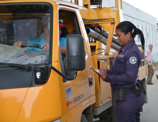 En la vía, Lesyani Berroa Hernández imprime respeto en su quehacer. (Foto ACN)