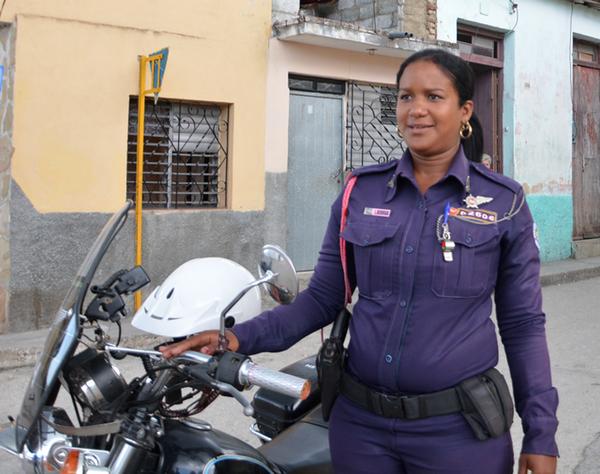 Con 23 años, Lesyani Berroa Hernández es la única mujer de la provincia de Sancti Spíritus que se desempeña como patrullera. (Foto ACN)