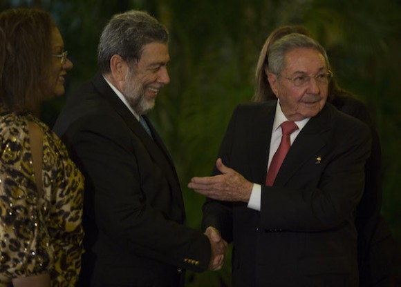 Raúl dió la bienvenida a los visitantes en el capitalino Palacio de la Revolución. (Foto Ismael Francisco / Cubadebate)