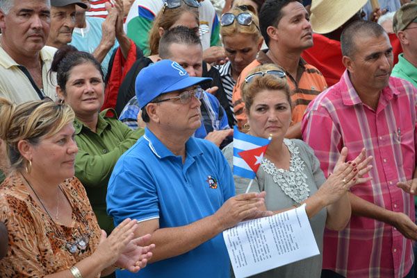 Al merecer la sede del Acto Nacional por el Día de la Rebeldía Nacional, los espirituanos se reunieron junto a sus máximas autoridades. (Fotos: Oscar Alfonso / ACN)