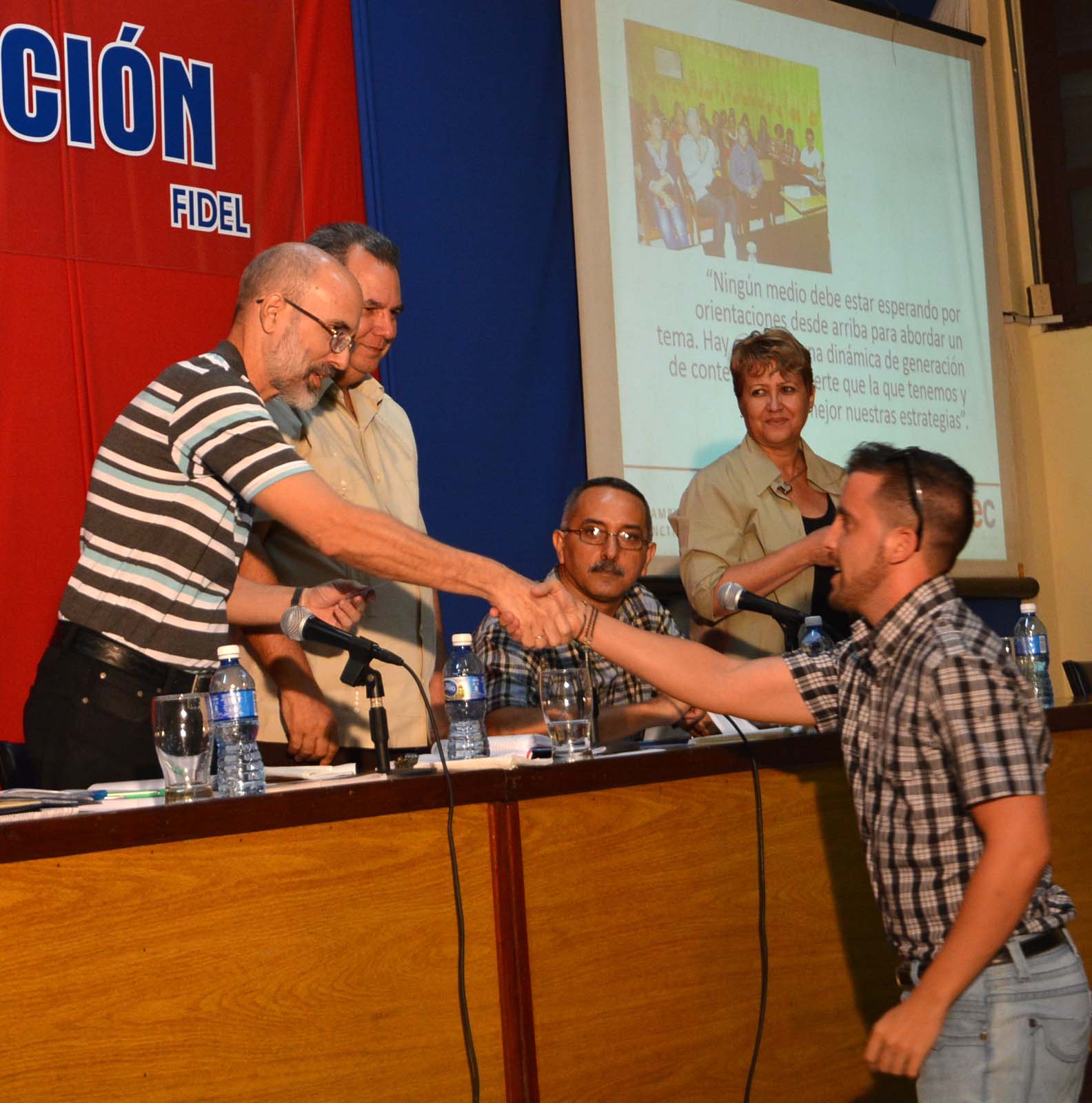 Jóvenes profesionales recibieron el carné que los acredita como miembros de la Upec.