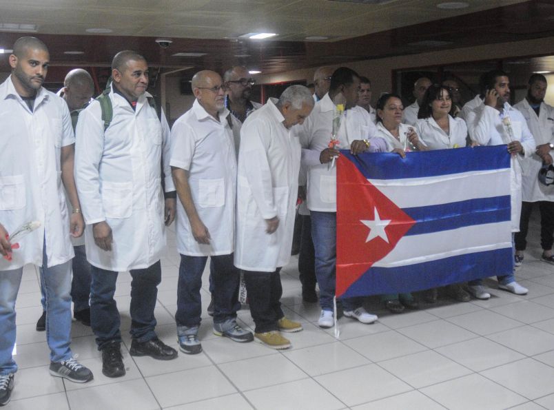 Los 26 especialistas cubanos llegaron a Ecuador apenas 24 horas después de ocurrido el sismo de 7,8 grados. (Foto: ACN)