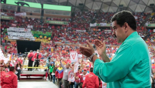 El presidente Nicolás Maduro anunció que movimientos sociales demandarán jurídicamente a la oposición por utilizar sus firmas. (Foto: AVN)