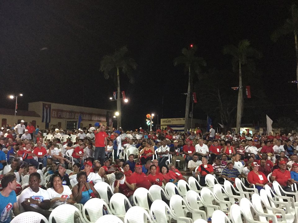 El pueblo ya ocupa su puesto en la Plaza de la Revolución. (Foto: Marlys Rodríguez/ Escambray)