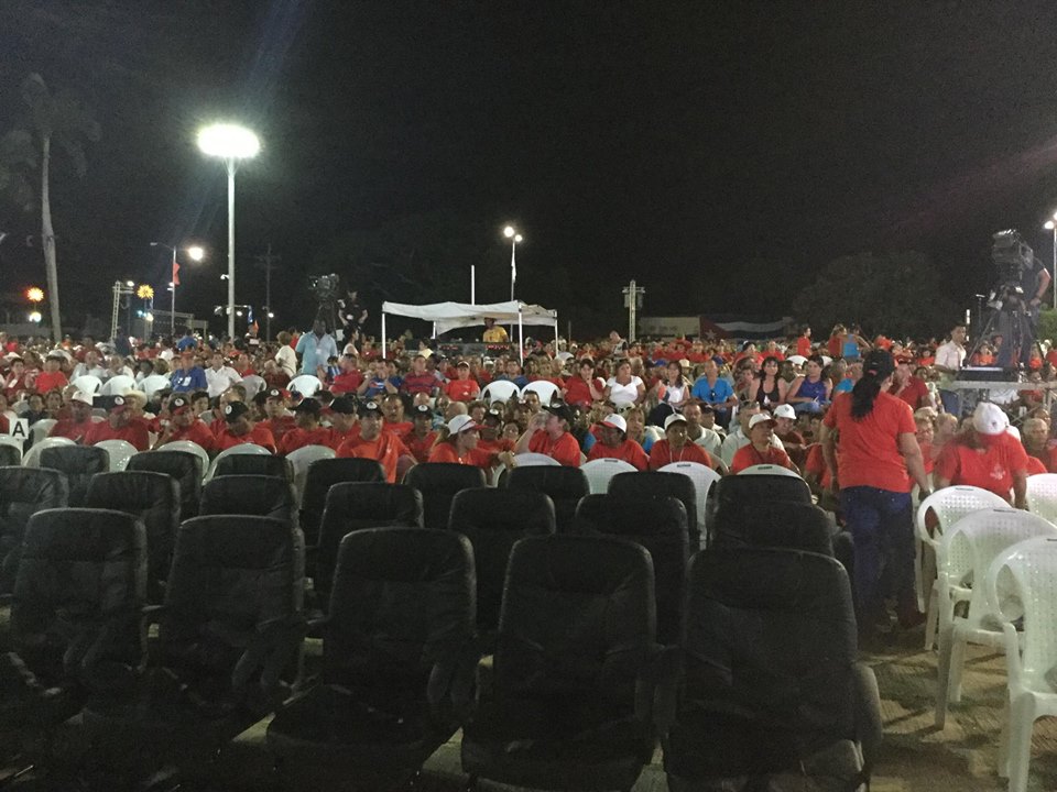 El pueblo ya ocupa su puesto en la Plaza de la Revolución. (Foto: Marlys Rodríguez/ Escambray)