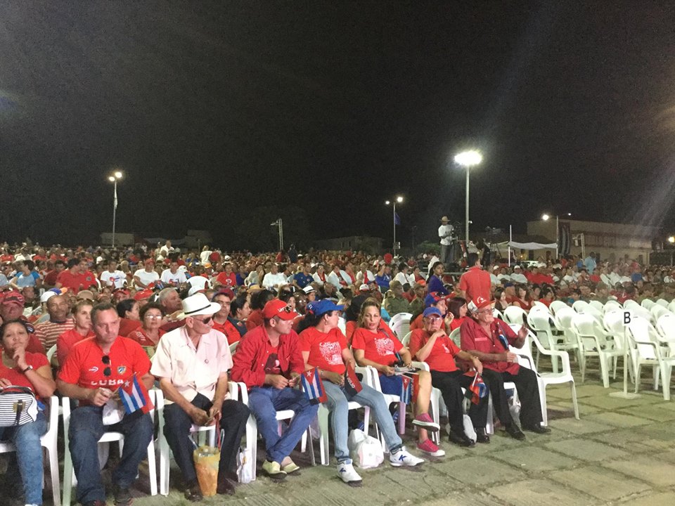 El pueblo ya ocupa su puesto en la Plaza de la Revolución. (Foto: Marlys Rodríguez/ Escambray)