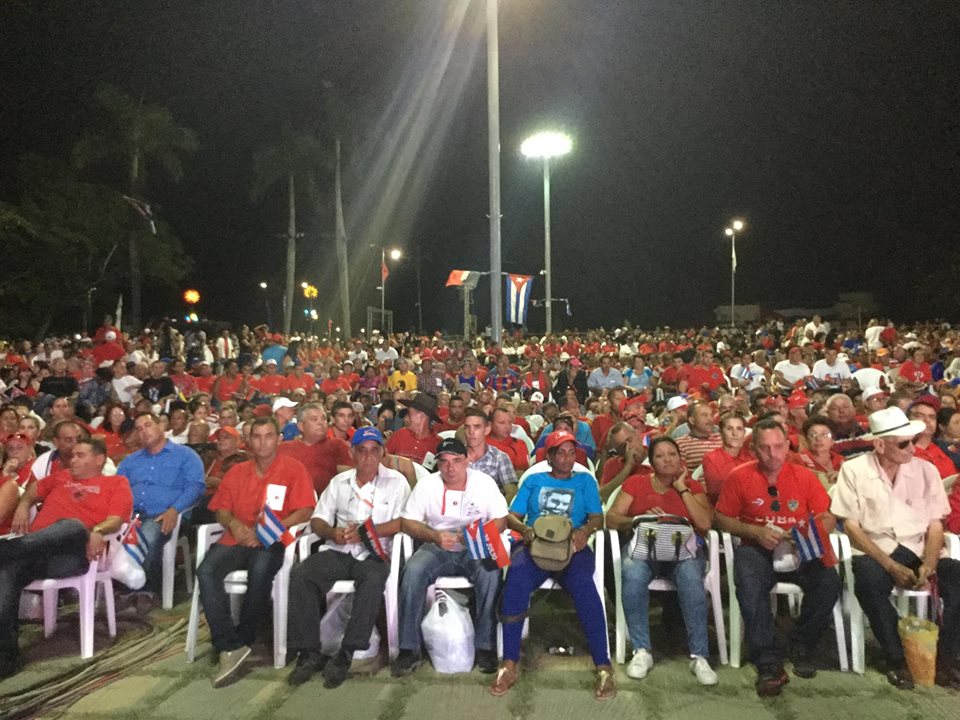 El pueblo ya ocupa su puesto en la Plaza de la Revolución. (Foto: Marlys Rodríguez/ Escambray)