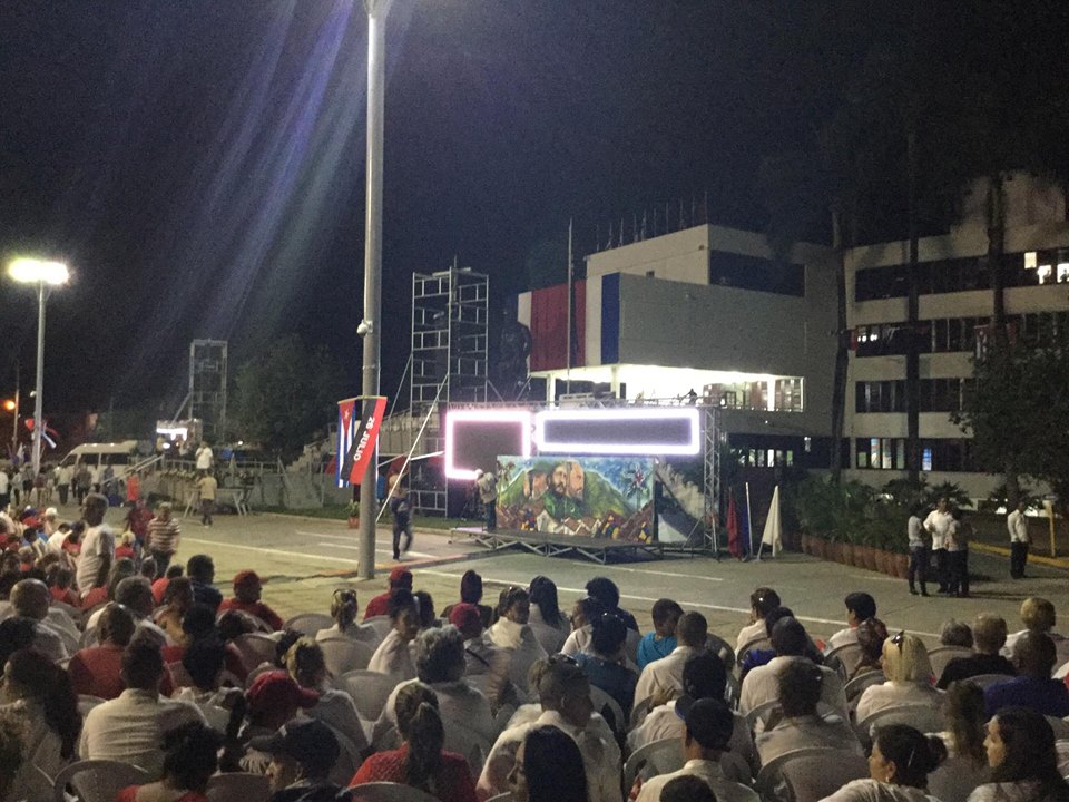 El pueblo ya ocupa su puesto en la Plaza de la Revolución. (Foto: Marlys Rodríguez/ Escambray)