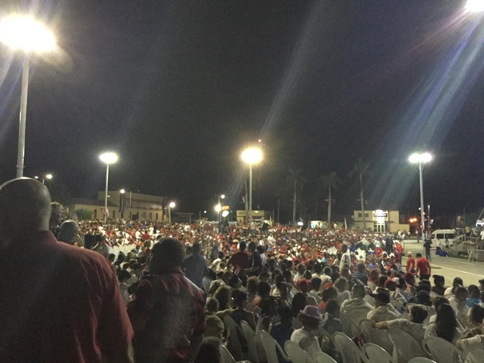 El pueblo ya ocupa su puesto en la Plaza de la Revolución. (Foto: Marlys Rodríguez/ Escambray)