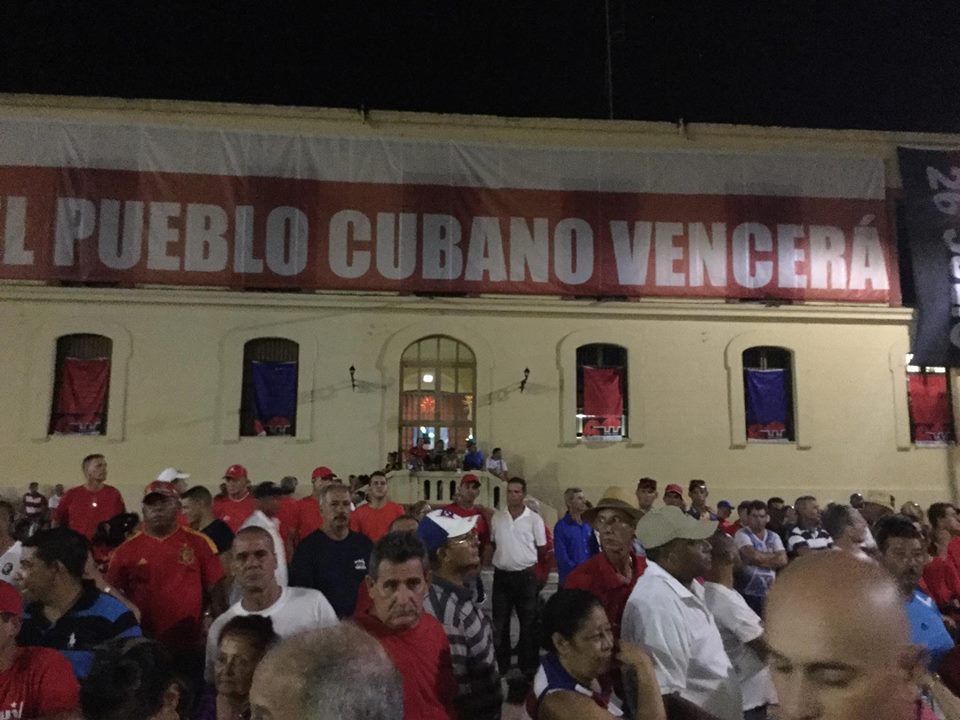 El pueblo ya ocupa su puesto en la Plaza de la Revolución. (Foto: Marlys Rodríguez/ Escambray)