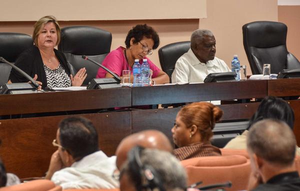 Esteban Lazo y Mary Blanca Ortega, Ministra de Comercio Interior, asistieron a los debates de la Comisión de Atención a los Servicios. (Foto ACN)