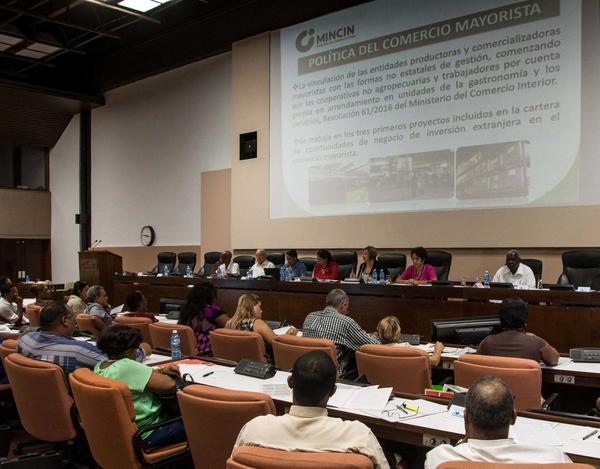 Diputados en la Comisión de Atención a los Servicios. (Foto ACN)