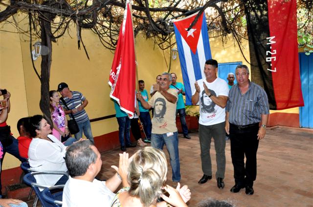 Ulises Guilarte entregó la bandera de Vanguardia Nacional a la Sucursal Artex Sancti Spíritus, radicada en Trinidad. (Foto: Vicente Brito / Escambray)