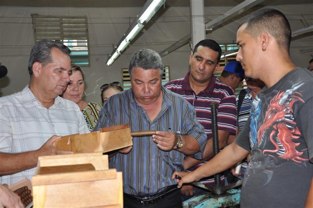 En las industrias de torcido de tabaco el dirigente obrero se interesó por la calidad del proceso productivo. (Foto: Vicente Brito / Escambray)