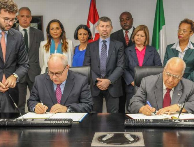 Durante el encuentro se firmaron cuatro acuerdos que en su conjunto regularizan la situación de los adeudos. (Foto: Jose M. Correa)