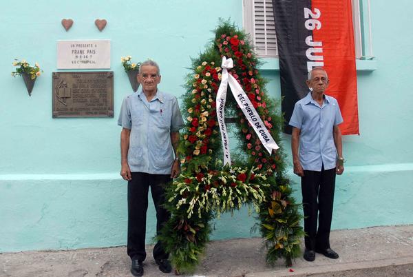 Miembros de la Asociación de Combatientes de la Revolución Cubana depositaron una ofrenda floral a nombre del Pueblo de Cuba,  en el lugar donde fue asesinado Frank País García. (Foto: ACN)