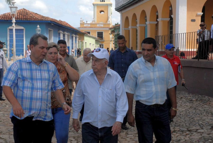 Machado Ventura recorrió áreas del centro histórico trinitario. (Foto: Juan A. Borrego/ Escambray)
