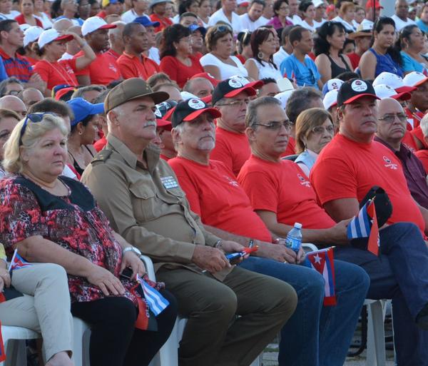 Los Héroes de la República de Cuba, el Coronel Orlando Cardoso Villavicencio, René González, Antonio Guerrero, y Ramón Labañino, junto a Aleida Guevara, hija del Che, en el acto por el 26 en Sancti Spíritus. (Foto: ACN)