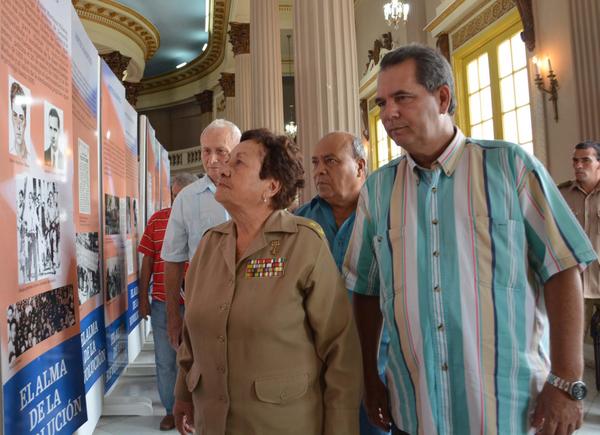 Teté Puebla y José Ramón Monteagudo recorren la exposición "Historia del PCC", abierta al público en Sancti Spírius. (Fotos: ACN)