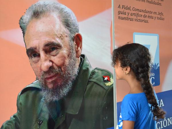 Múltiples imágenes de Fidel matizan la exposición "Historia del Partido Comunista de Cuba".