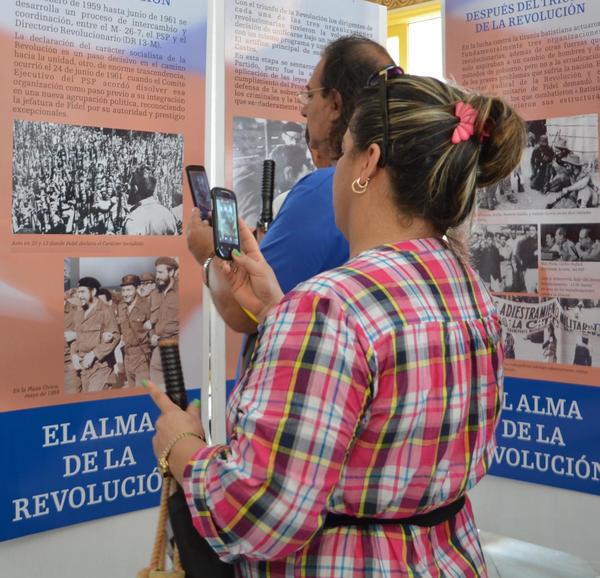 El público asiste a la exposición "Historia del Partido Comunista de Cuba", en la Biblioteca Provincial Rubén Martínez Villena.