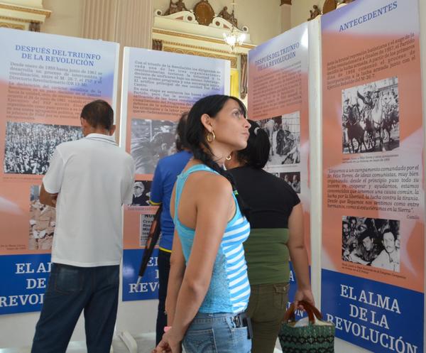 El público asiste a la exposición "Historia del Partido Comunista de Cuba", en la Biblioteca Provincial Rubén Martínez Villena.