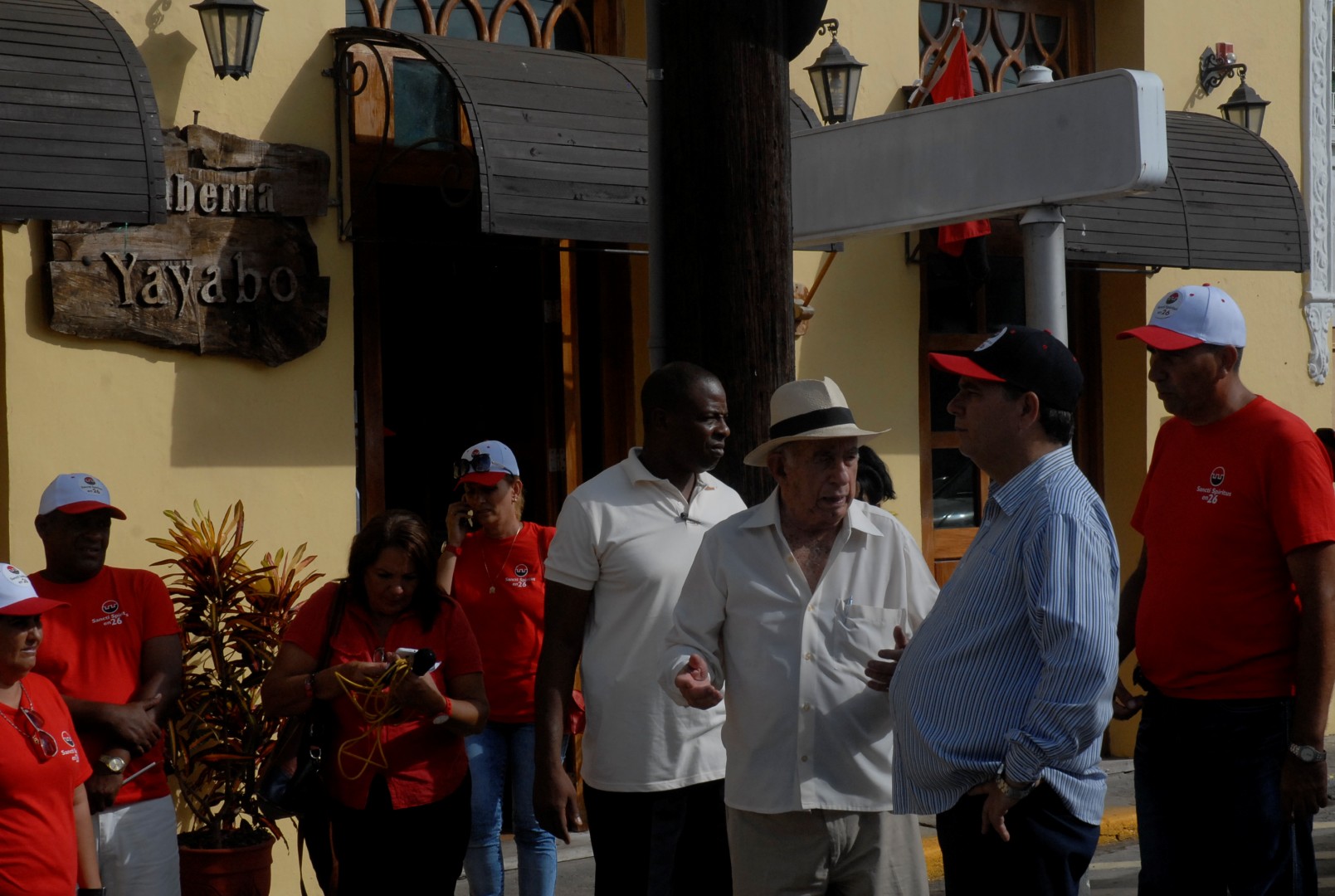 El segundo secretario del Partido recorrió sitios de interés en el centro histórico de Sancti Spíritus junto a las máximas autoridades del territorio. (Foto: Juan A. Borrego)