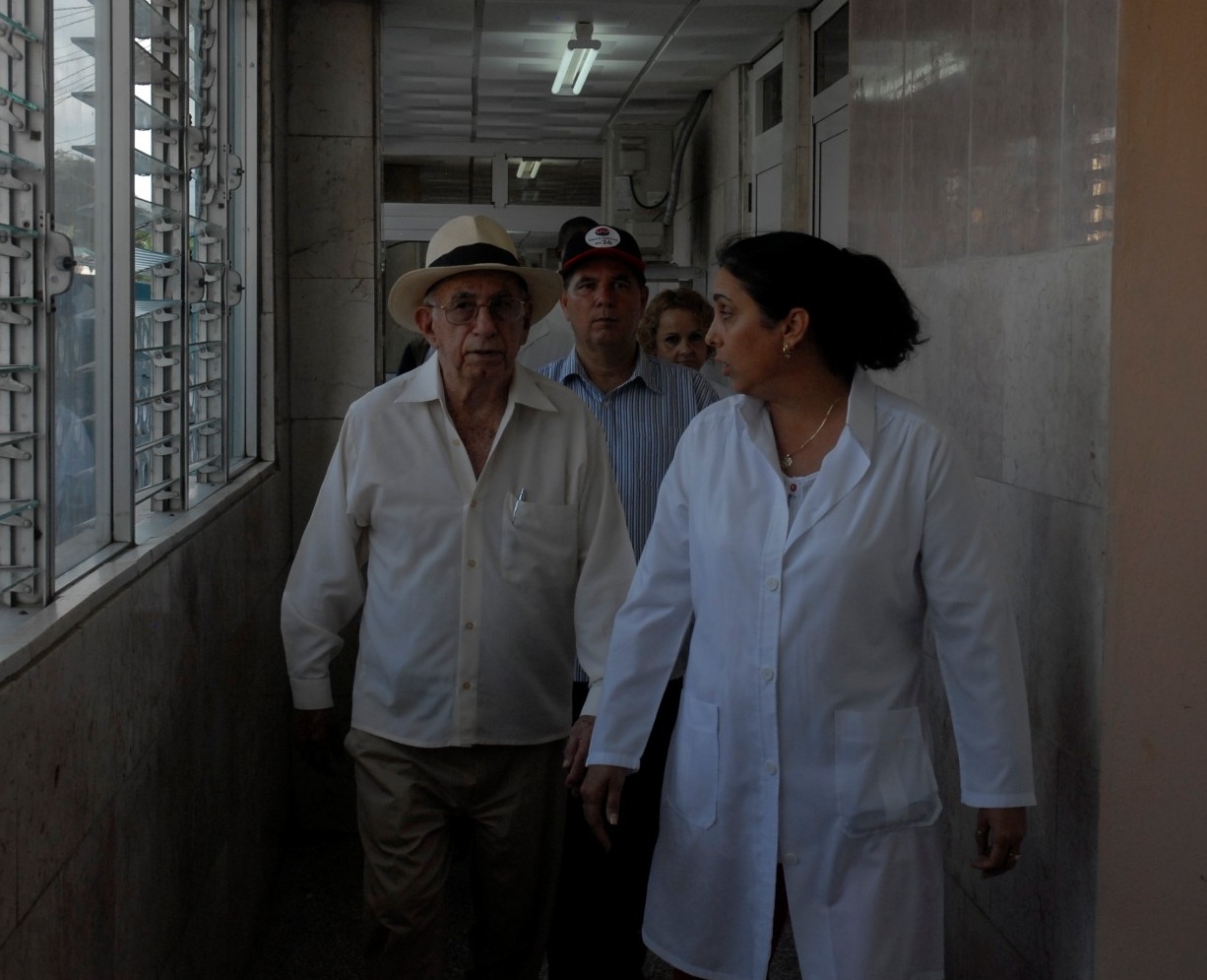 El vicepresidente de los Consejos de Estado y de Ministros se interesa por la calidad de los servicios en el Hospital Pediátrico de Sancti Spíritus. (Foto: Juan A. Borrego)