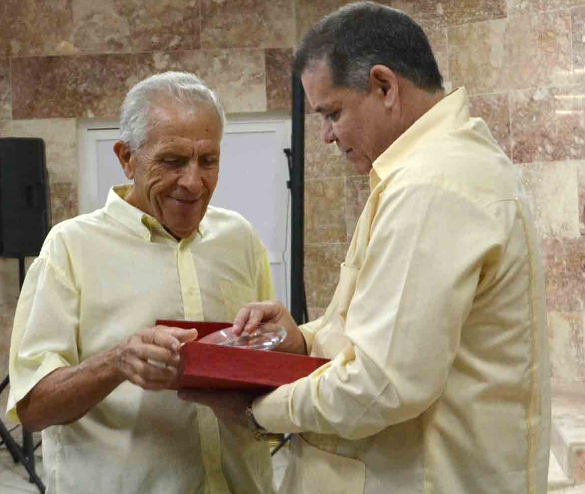 El director del hospital entrega a Joaquín Bernal Camero la distinción Al servicio de la vida. (Foto: Oscar Alfonso)