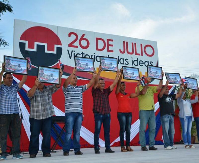 Varias entidades y centros laborales del municipio fueron reconocidos por el cumplimiento de las actividades económicas y sociales de ese territorio. (Foto: Oscar Alfonso/ ACN)