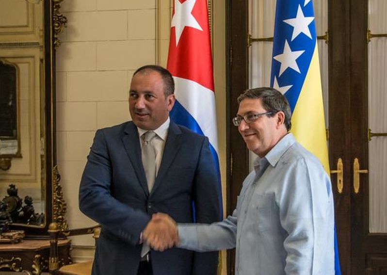  El Canciller cubano Bruno Rodríguez Parrilla y su homólogo bosnio, Igor Crnadak. (Foto: ACN)