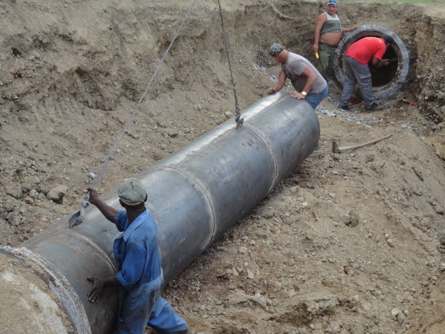 Fuerzas de apoyo de La Habana laboran en la construcción de unos 2 kilómetros de la conductora principal de Cabaiguán. (Foto cortesía Empresa Provincial de Acueducto) 