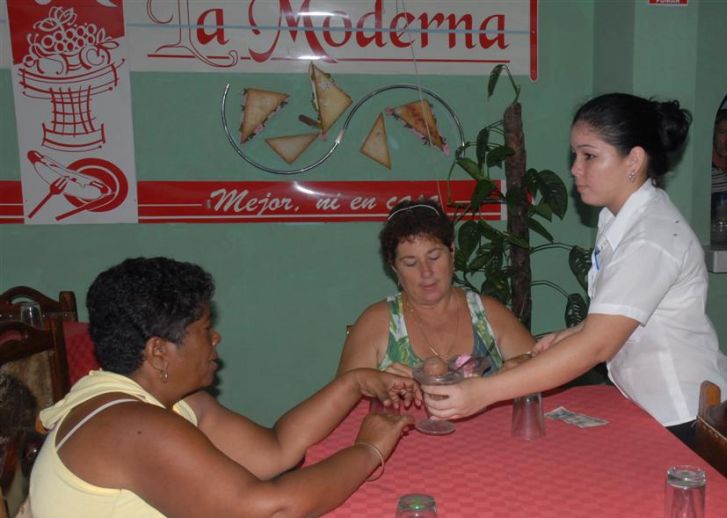 Casi todas las cafeterías de la provincia trabajan bajo el sistema de arrendamiento. (Foto Vicente Brito / Escambray)