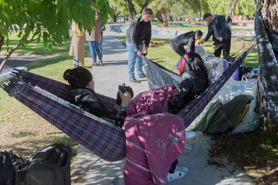 Los cubanos acamparon por varios días en el parque El Arbolito en Quito, para pedir a la embajada mexicana que los reciba en su país. (Foto: El Telégrafo)
