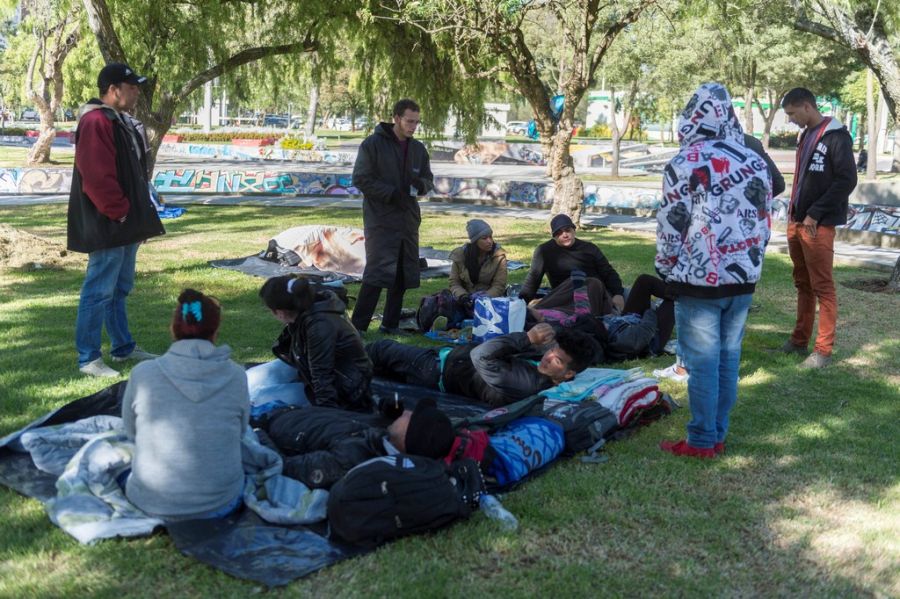  Los cubanos acamparon por varios días en el parque El Arbolito en Quito, para pedir a la embajada mexicana que los reciba en su país. (Foto: El Telégrafo)