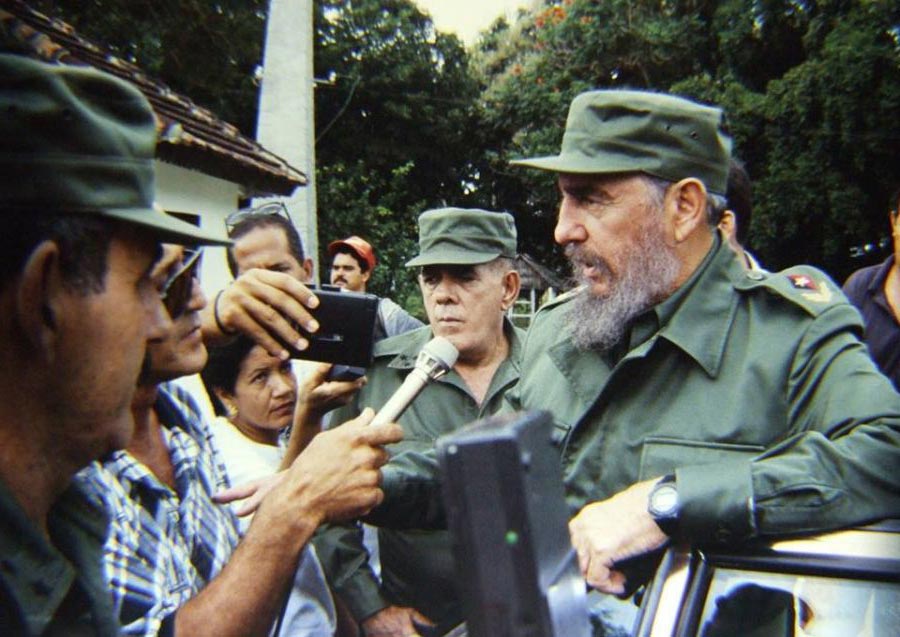 Delia junto al equipo de reporteros que siguió a Fidel hasta la Empresa de Cultivos Varios Banao, el 28 de septiembre de 1996.