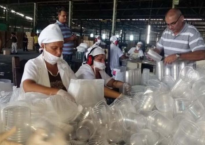 La fábrica espirituana puede producir 120 000 vasos y 75 000 cubiertos en cada turno de labor. (Foto: Freddy Pérez Cabrera)