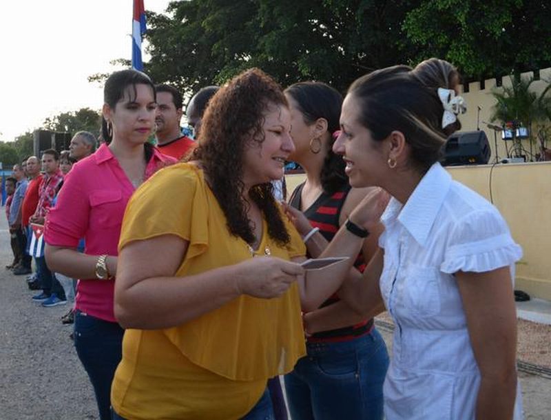 Damaris Báez, primera secretaria del Partido en Fomento entregó el carné a un grupo de hombres y mujeres que entran a la esa organización. (Foto: Oscar Alfonso/ ACN)