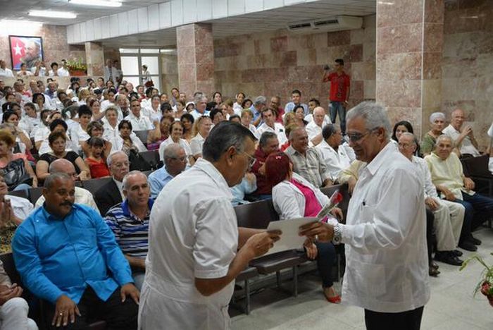 Ceremonia de reconocimiento a fundadores, aún activos, del Hospital Provincial Clínico Quirúrgico Docente Camilo Cienfuegos. (Foto: Oscar Alfonso/ ACN)