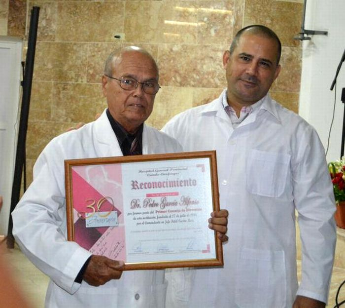 El Dr. Pedro García Alfonso, primer director del Hospital Provincial Clínico Quirúrgico Docennte, recibió un reconocimiento especial como parte de las actividades por el 30 aniversario de la institución. (Foto: Oscar Alfonso/ ACN)