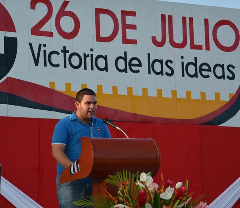 Javiel Fernández, en nombre de la juventud fomentense, ratificó la decisión de seguir apoyando incondicionalmente a la Revolución cubana. (Foto: Oscar Alfonso/ ACN)