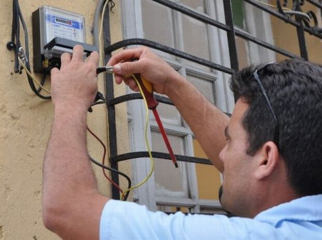 De enero hasta la fecha se han colocado en la provincia más de 5 820 metrocontadores digitales.(Foto: Vicente Brito/ escambray)